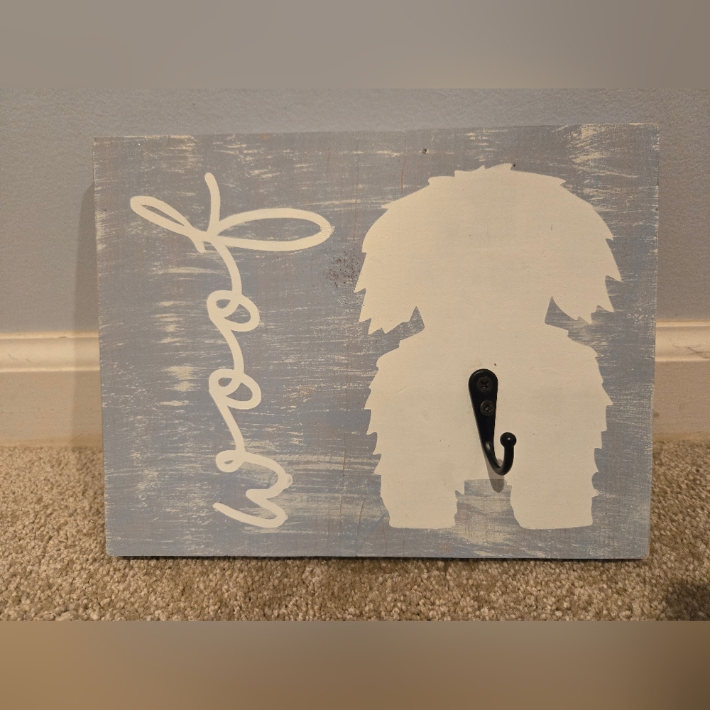 Rustic Dog Wall Hook with Blue and White Design